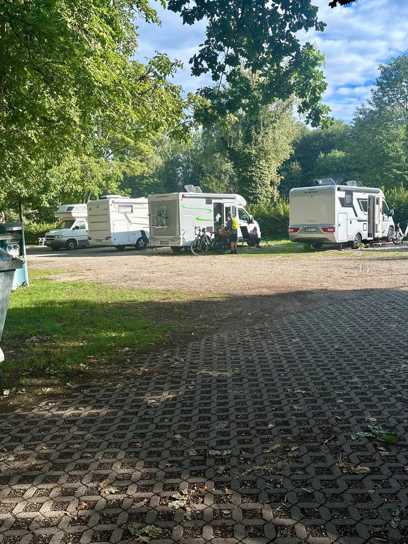 Zufahrt zum Campingplatz mit Blick in Richtung Donauufer.