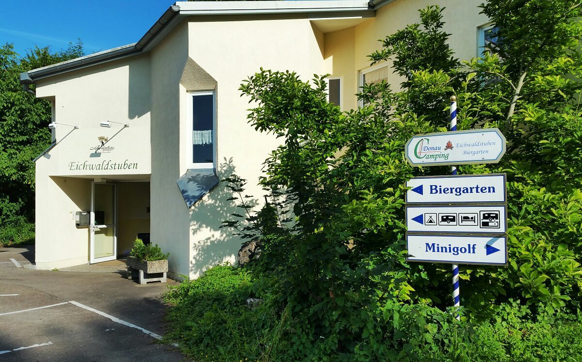 Eingang Eichwaldstuben mit Wegweisern