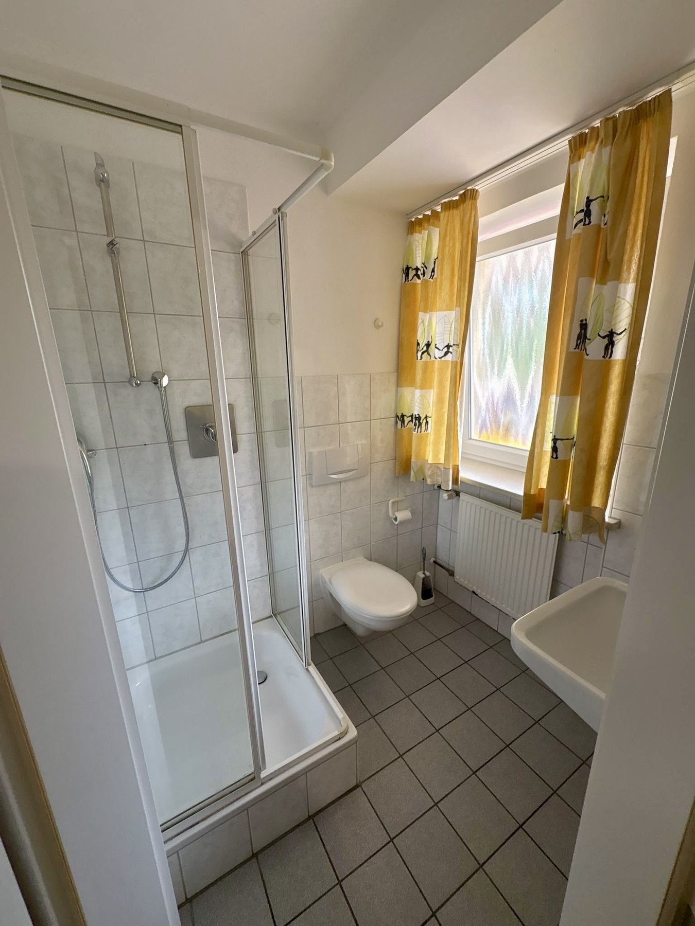 Dusche & WC zum 8-Bett-Zimmer
