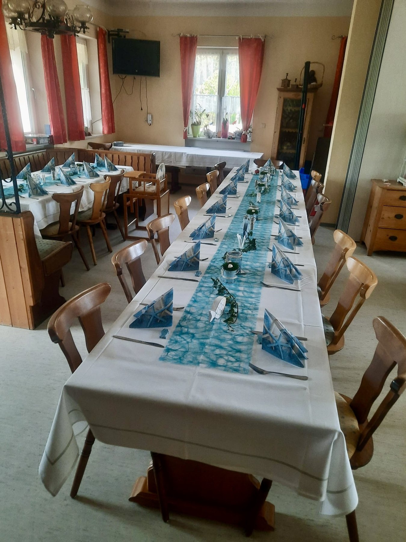Mesa larga para celebraciones y grupos