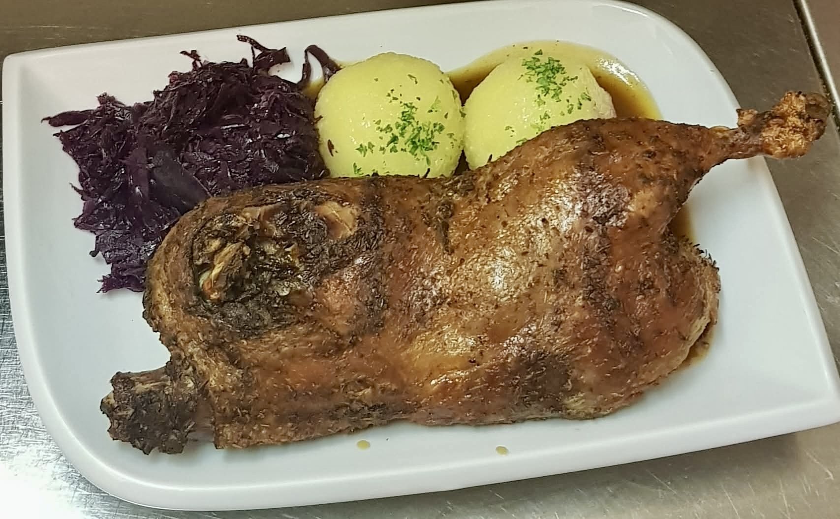 Asado con col lombarda y albóndigas de patata