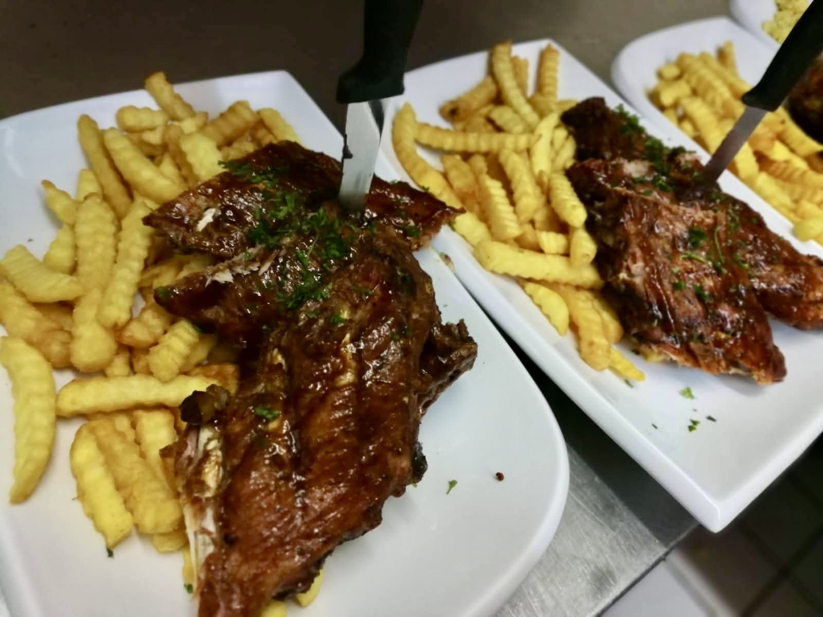 Costillas con patatas fritas
